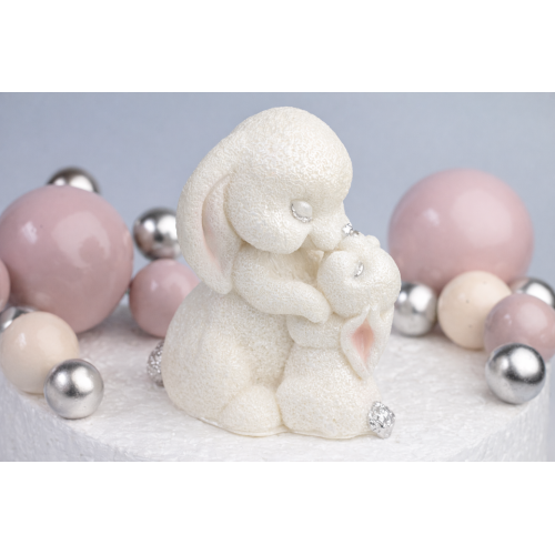 Шоколадна статуетка біла "Зайчиха с зайченям" зі сріблом