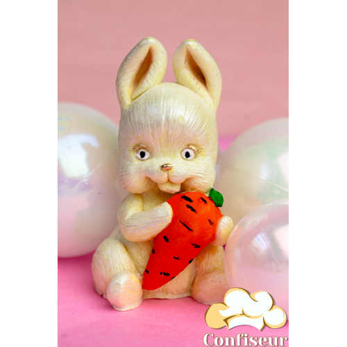 Шоколадна статуетка біла "Зая з  помаранчевою морквиною"