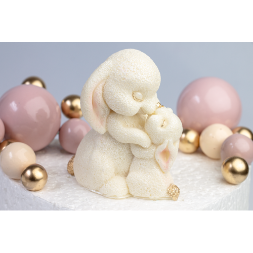 Шоколадна статуетка біла "Зайчиха с зайченям" з золотом