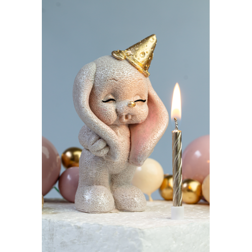 Шоколадна статуетка тоффі з золотом "Зайка задуває свічку" зі свічкою