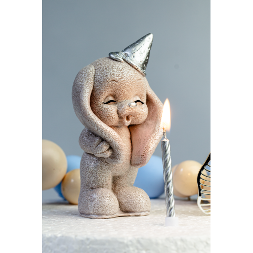 Шоколадна статуетка тоффі зі сріблом "Зайка задуває свічку" зі свічкою