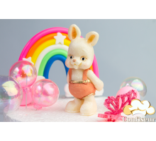 Шоколадна статуетка "Зайка білий у персиковому комбінезоні"