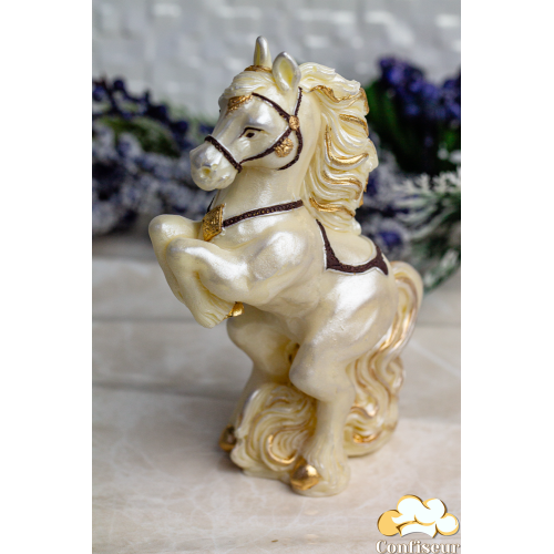 Шоколадна статуетка перламутрова "Кінь" з золотою гривою Шоколадна статуетка перламутрова "Кінь" з золотою гривою