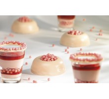The decor of the chocolate flavored Strawberry Crispearls ™ Strawberry