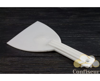 Plastic pastry spatula 16*9.5 cm